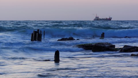 Море, волны, скалы, корабль