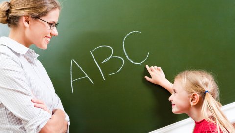 Учитель, репетитор, язык, доска, письма, маленькая девочка, косички