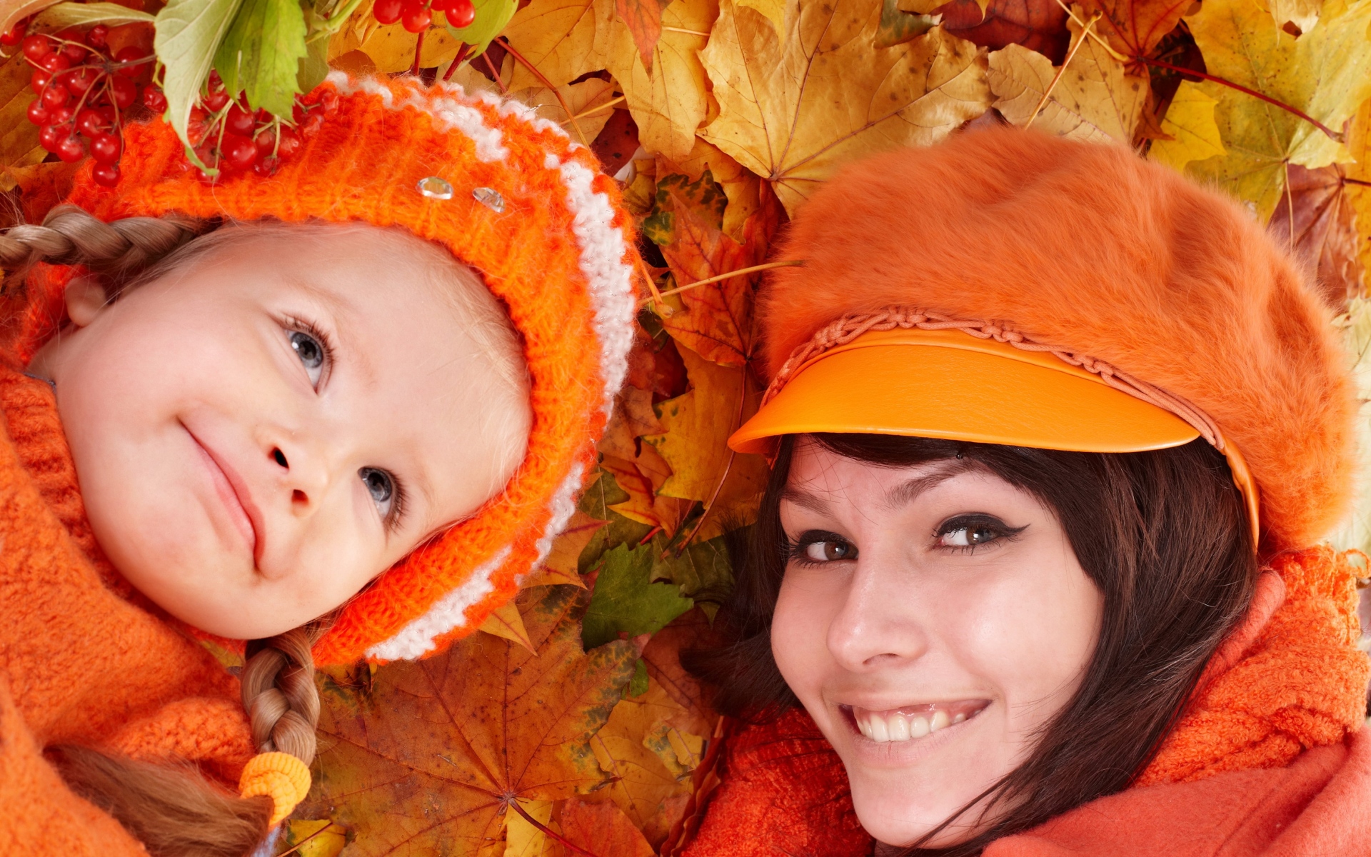 Картинки мать, дочь, осень, земля, листья, шапки фото и обои на рабочий стол