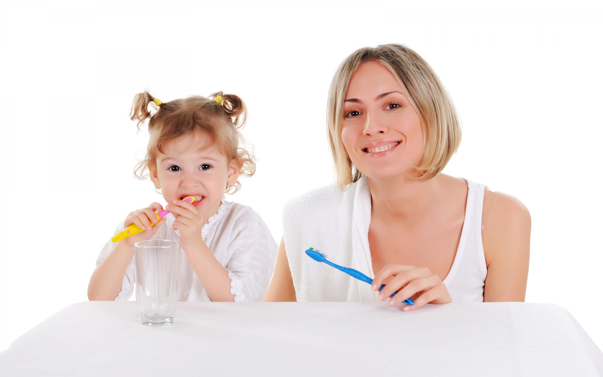 Картинки зуба, чистка, гигиена, мать, дочь, белый, кисти фото и обои на рабочий стол