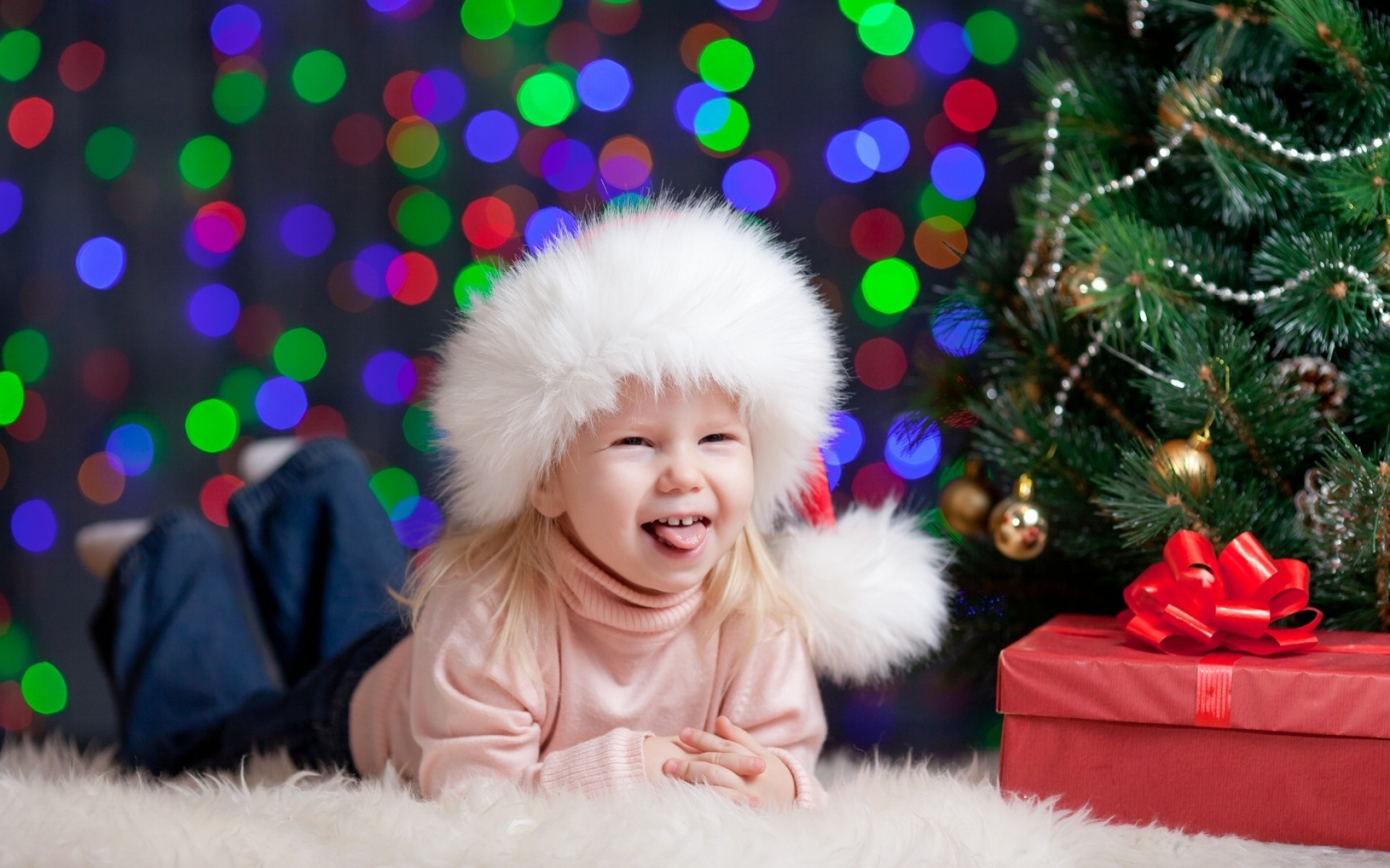 Картинки елка, рождественские украшения, девушка, ребенок, радость, коробка, подарок, шапка, новый год фото и обои на рабочий стол