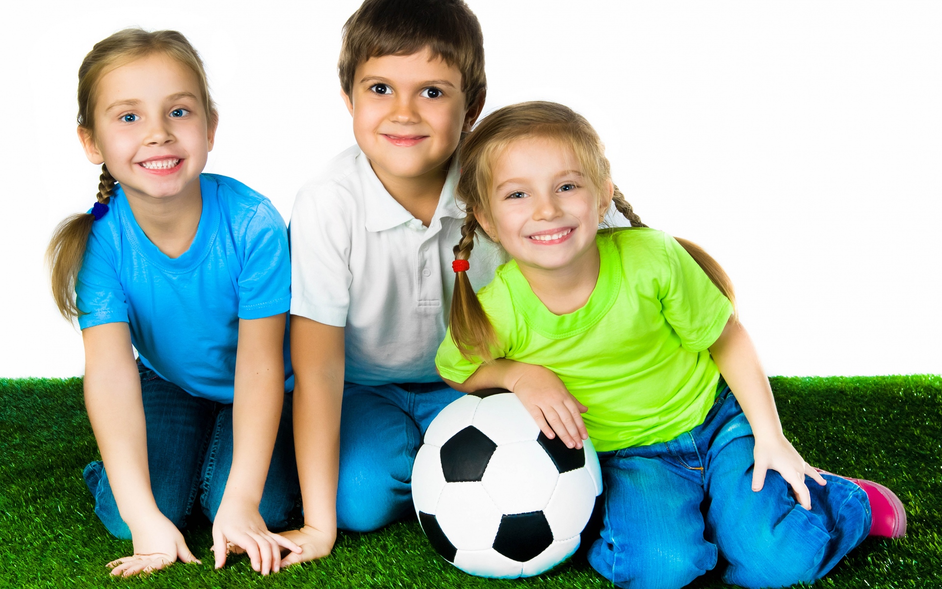 Нати детям. Футбол дети. Спортивные дети. Ребенок с футбольным мячом. Мячики для детей.