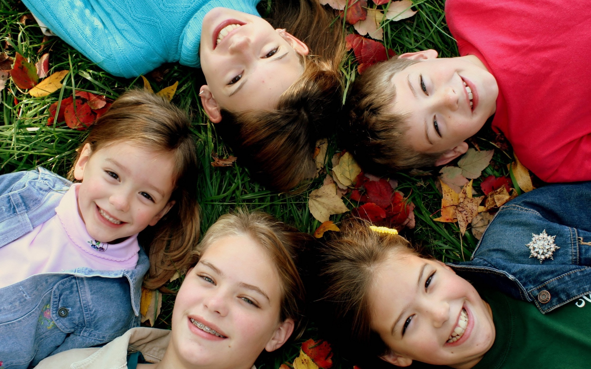 Картинки дети , осень, трава, листья, друзья фото и обои на рабочий стол