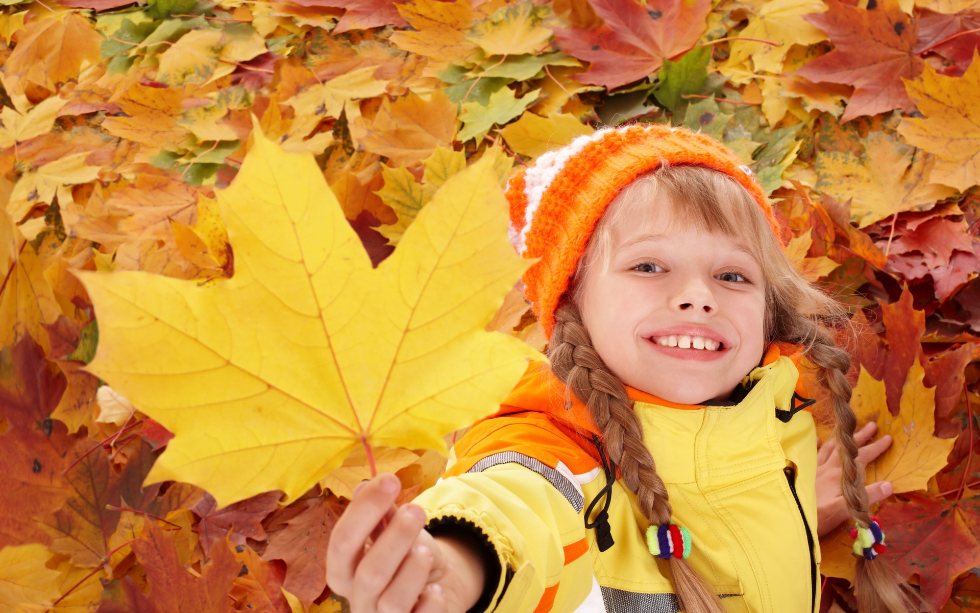 Дети в листве осень