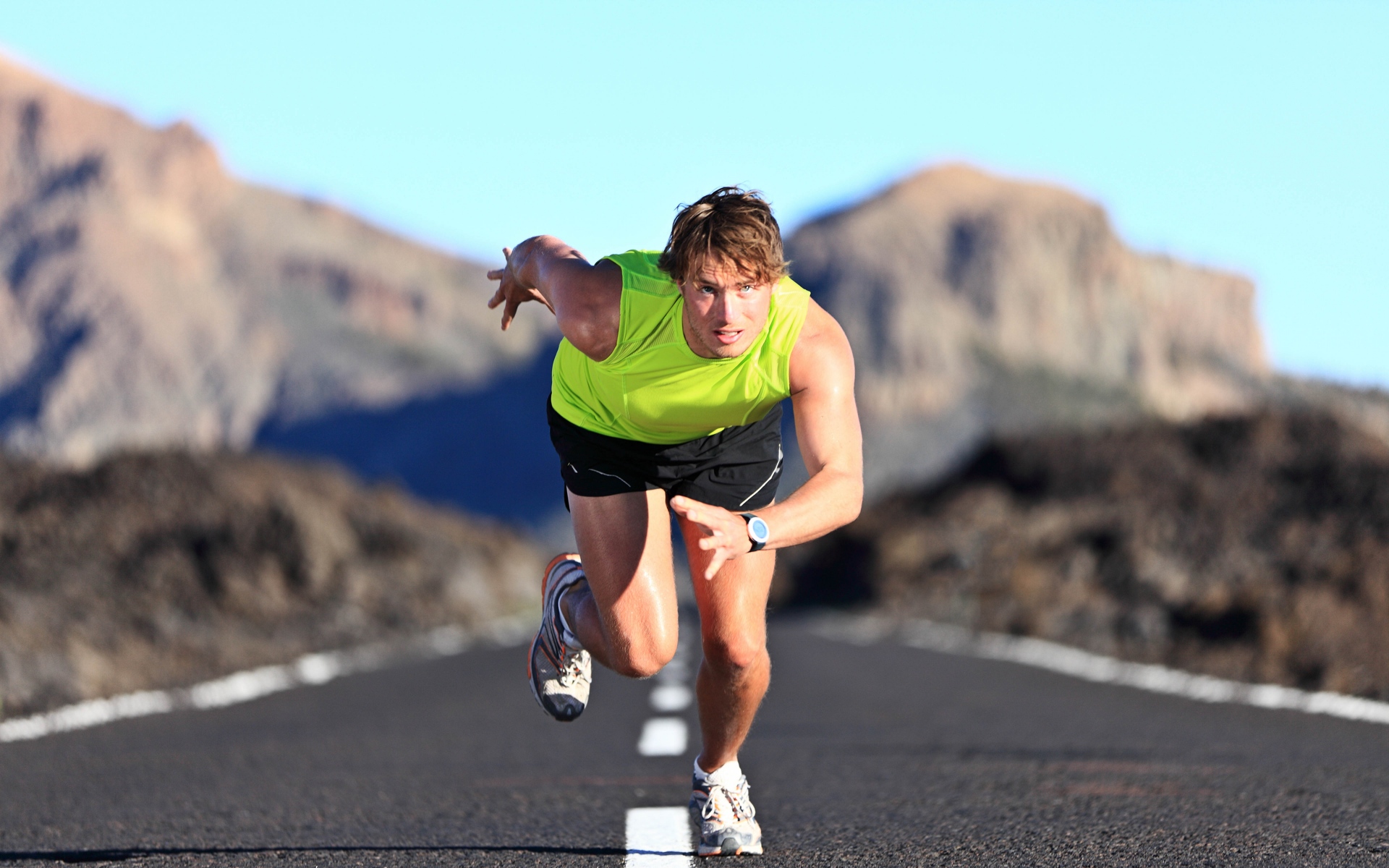 За 1 час спортсмен пробежал 8910 метров. Спортсмен бежит. Скоростная выносливость. Физическая выносливость. Бегущий человек.