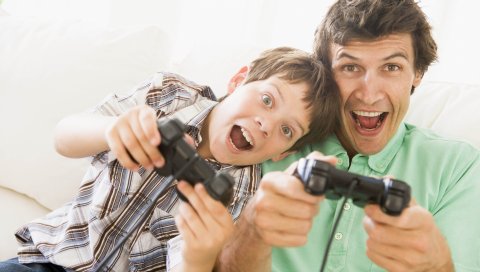 отец, сын, джойстики, консоль, игры