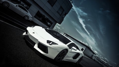 Ламборгини, Aventador, LP700-4, белый, Lamborghini Aventador, вид сбоку, дорожные знаки , здание, окно,небо, облака
