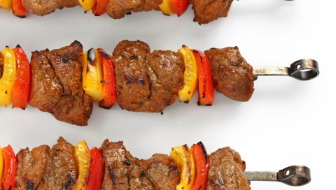 Шашлыки, мясо, шампуры, на белом фоне