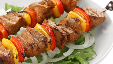 Шашлыки, мясо, шампуры, белые, тарелки, овощи
