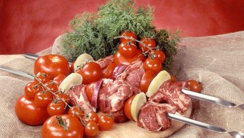 Шашлыки, мясо, шампуры, зелень, помидоры