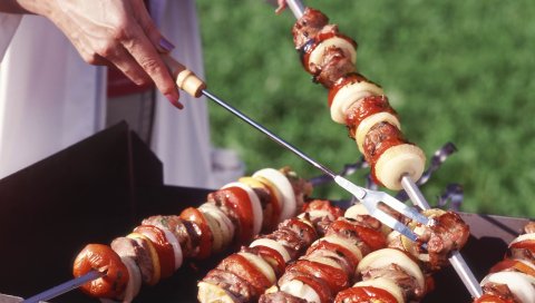 Кебаб, мясо, шампуры, гриль, руки