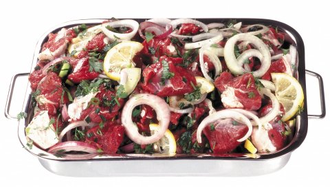 Кебаб, мясо, овощи, кусок тарелки