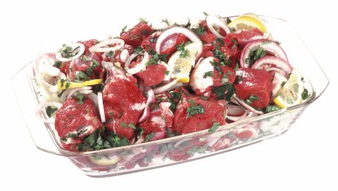 Шашлыки, мясо, овощи, кусок тарелки, белый фон, зеленый