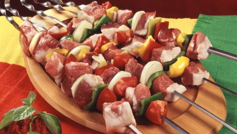 Кебаб, мясо, мелкая доска, шампуры, помидоры, лук, перец, стол