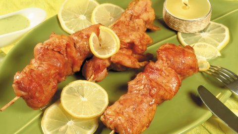 Кебаб, курица, мясо, вилка, нож, свечи, кусок тарелки