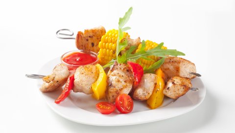 Кебаб, посуда, овощи, кукуруза, тарелка, белый фон