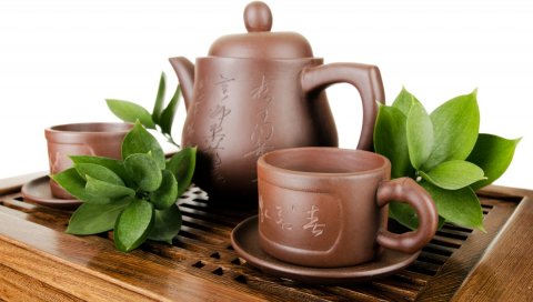 Чашки, чайник, чайник, керамика, посуда, чай, листья, белый фон