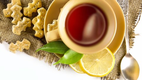 Чай, чашка, лимонное печенье, ложка, ткань, на белом фоне