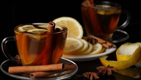 Чай, чашка, корица, лимон, черный фон