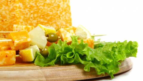 Фрукты, ломтики, палочки, капуста, таблетки, оливки, на белом фоне