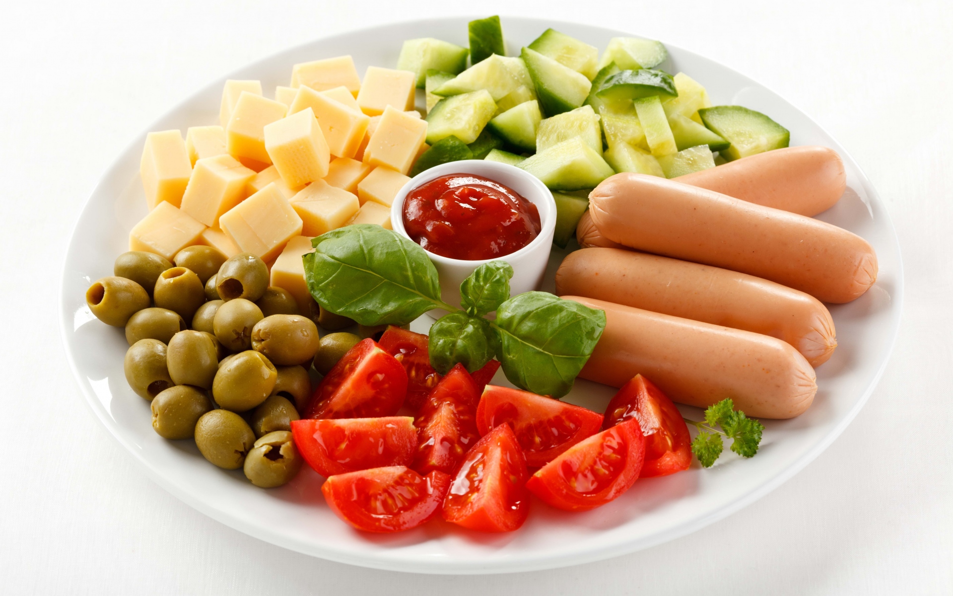 Картинки Плита, ломтики, сыр, колбасы, оливки, помидоры, огурцы, кетчуп, листья фото и обои на рабочий стол