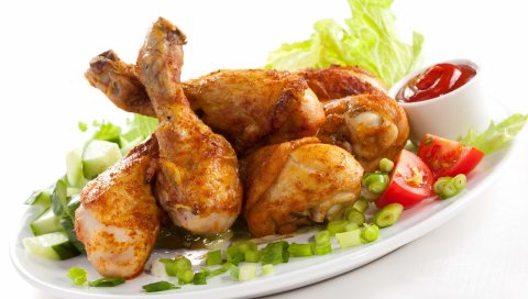 Блюдо, куриные ножки, салат, лук, помидоры, на белом фоне