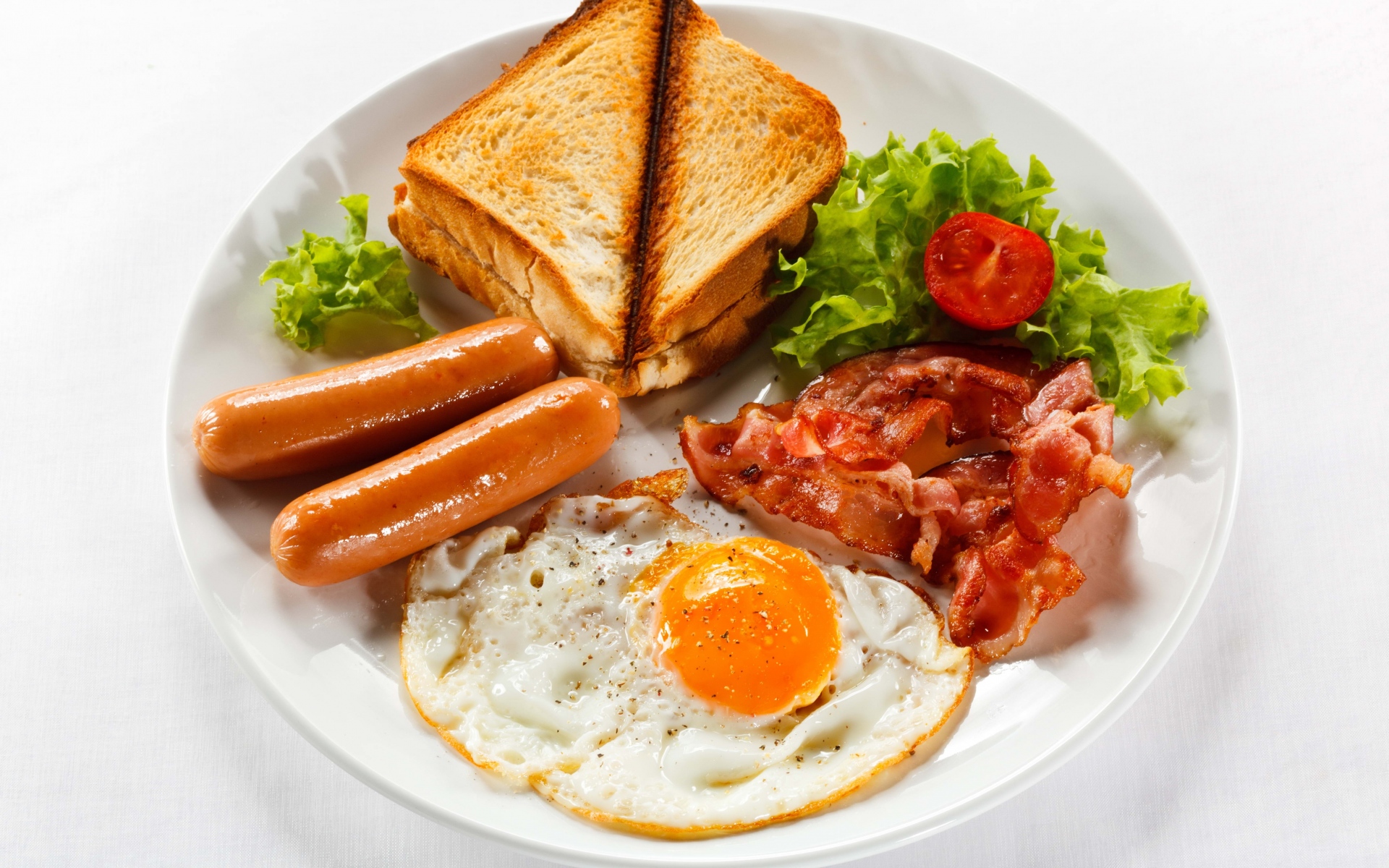 Картинки Блюдо, завтрак, жареные яйца, колбасы, мясо, зелень, белый, хлеб фото и обои на рабочий стол
