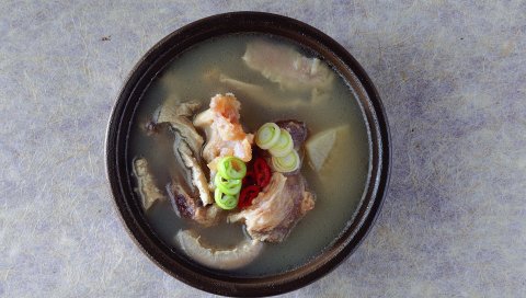 Суп, морепродукты, травы, сверху