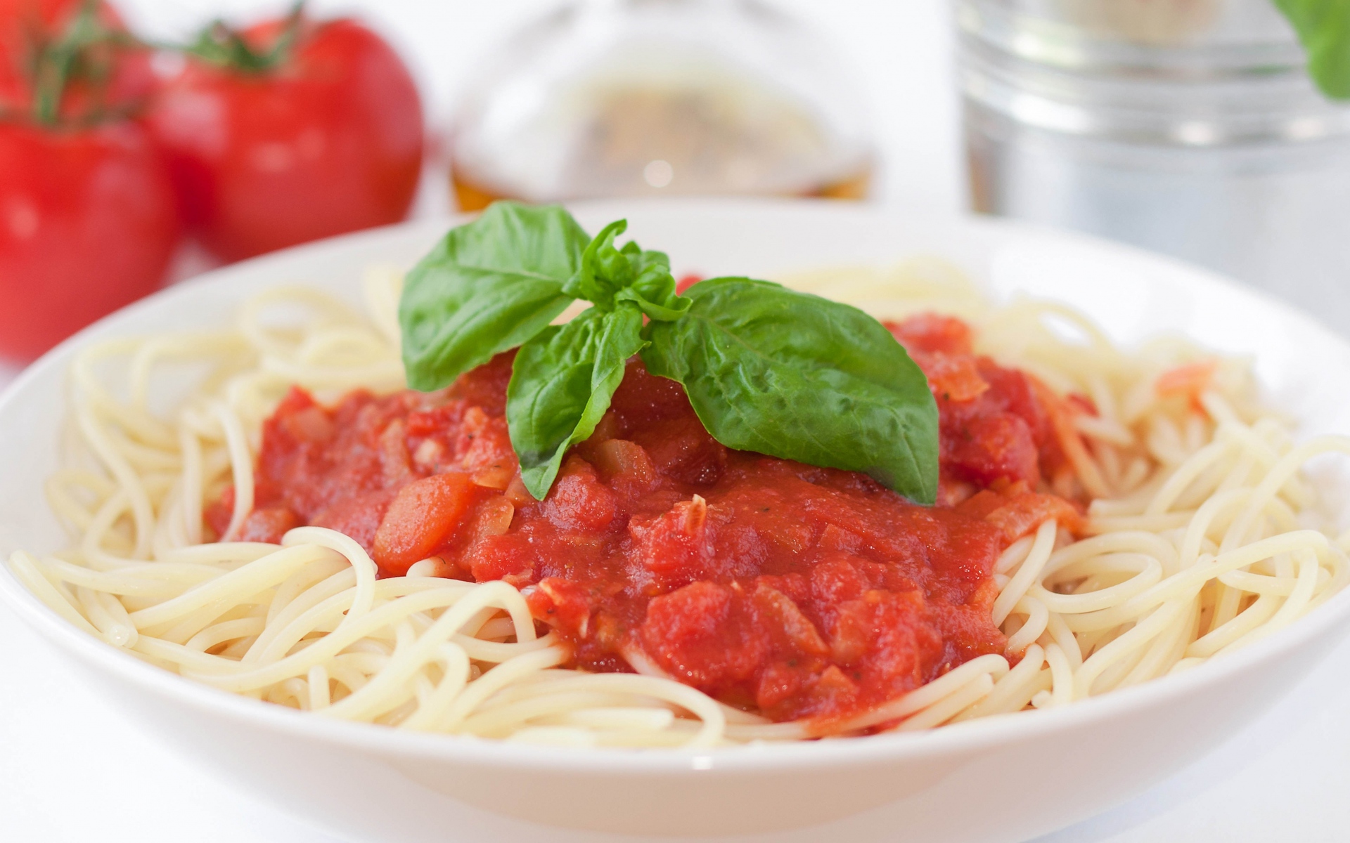 Картинки Спагетти, блюдо, соус, помидоры, зелень фото и обои на рабочий стол