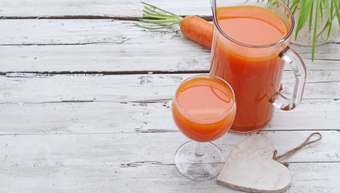 сок, морковь, стекло, кувшин, сердце, дерево, доски