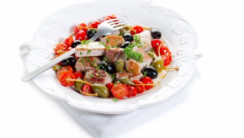 салат, оливки , помидоры, мясо, тарелки, вилки