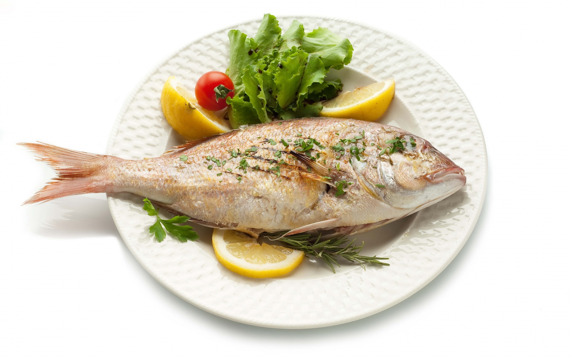 Картинки рыбы, блюдо, травы ,лимон, белый фон фото и обои на рабочий стол