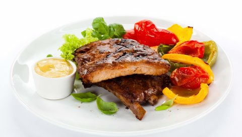 фунты, мясное блюдо, овощи, зелень, горчица, на белом фоне