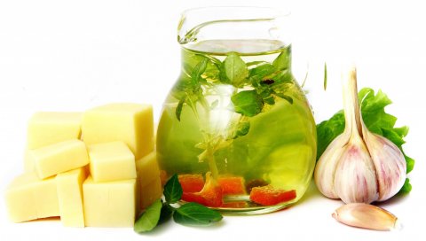 рассол, банки, сыр, чеснок, белый фон