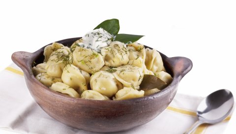 пельмени, миска, ложка, сливки, укроп