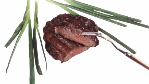 нарезать, мясо вилкой, лук, зелень, белый фон