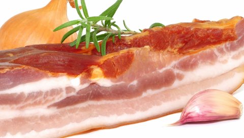 мясо, бекон , чеснок, белый фон