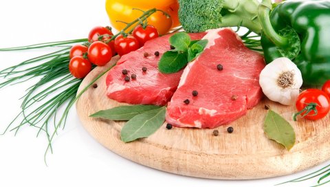 мясо, овощи, специи, травы, дощечка