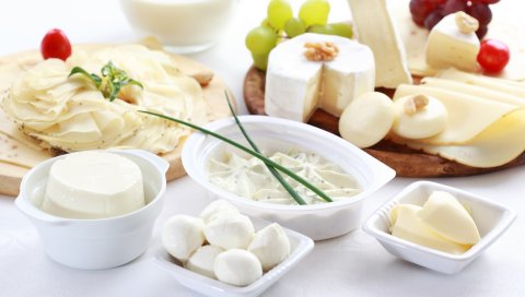 молоко, сыр, виноград, орехи, зелень