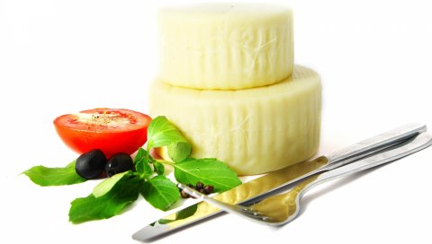 масло, овощи, вилка, нож, белый фон