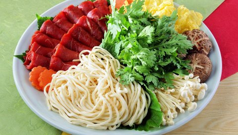 лапша, мясо, овощи, грибы