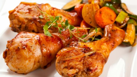куриные ножки, сковороды, овощи