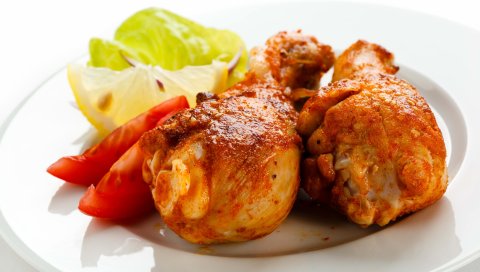 куриные ножки, салат, помидоры, лимон