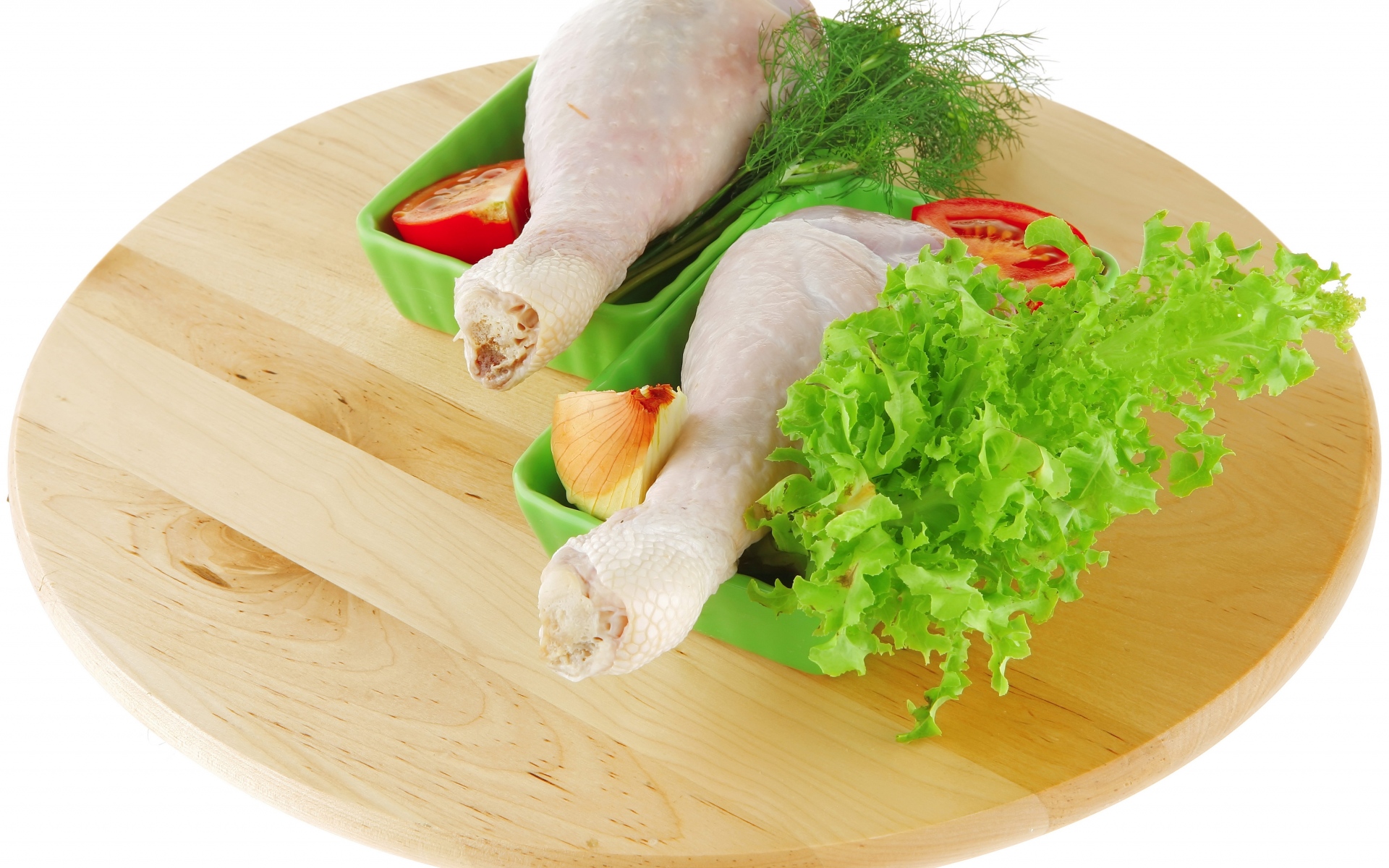 Картинки куриные ножки, мясо, зелень, овощи, небольшая доска, белый фон фото и обои на рабочий стол