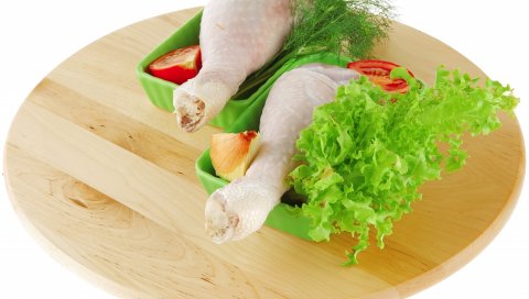 куриные ножки, мясо, зелень, овощи, небольшая доска, белый фон
