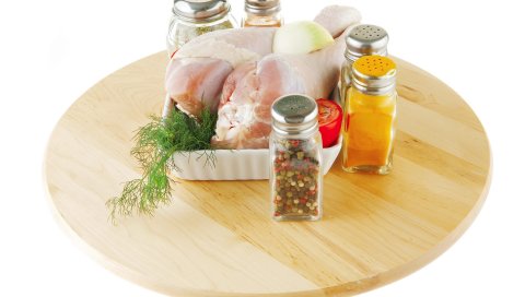 куриные ножки, мясо, специи, небольшие доски, белый фон