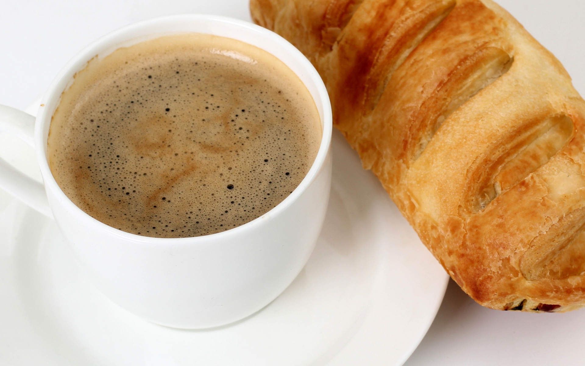 Картинки кофе, завтрак, булочка, чашка, блюдце, белый фон фото и обои на рабочий стол