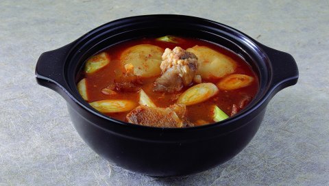 картофель, соус, мясо, лук