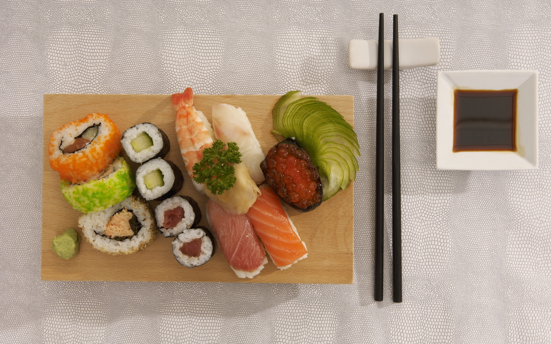 Картинки еды, суши, роллы, морепродукты, красная икра, вкусно, японская еда, палочки для еды, соевый соус фото и обои на рабочий стол