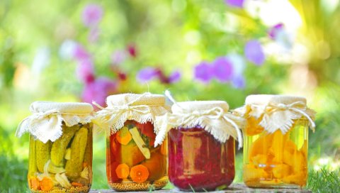 баночки, соленые огурцы, огурцы, морковь, боке, стол